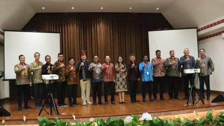 Foto bersama disela acara.