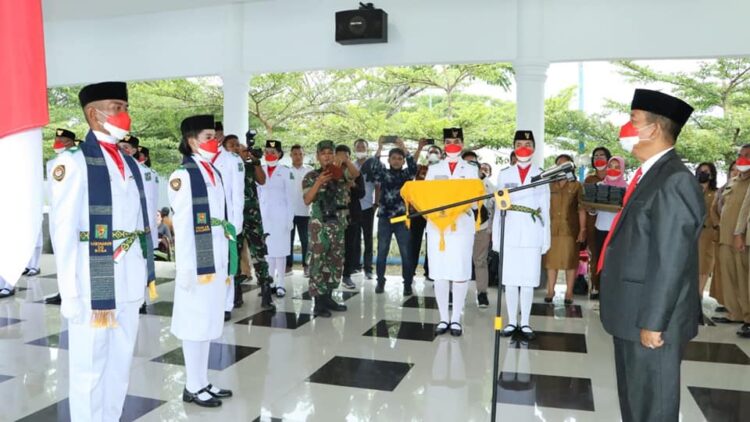 Bupati Simalungun, Radiapoh Hasiholan Sinaga saat mengukuhkan Paskibraka Kabupaten Simalungun Tahun 2022, di pendopo rumah dinas Bupati Simalungun, Pamatang Raya, Sumut, Senin (15/8/2022), lalu.