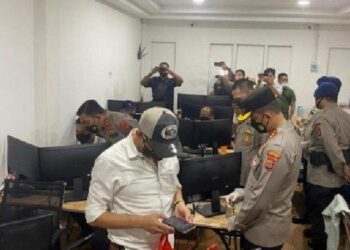 Penggerebekan judi online di Cemara Asri Percut Sei Tuan, Medan Sumatera Utara. TRIBUN MEDAN/FREDY SANTOSO