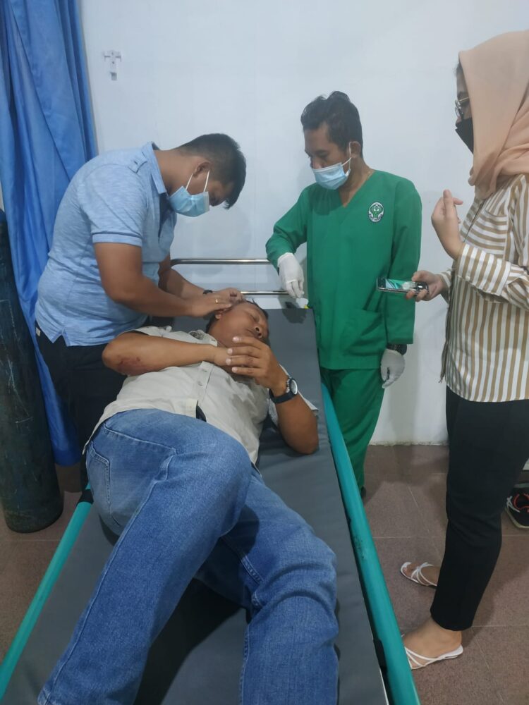 Satu orang karyawan perusahaan mengalami luka-luka akibat lemparan batu dan benda tajam yang dilakukan oleh oknum yang mengatasnamakan masyarakat Lamtoras.