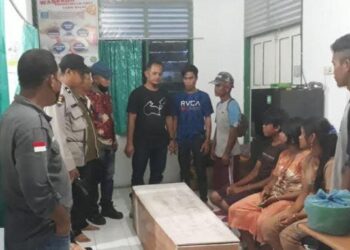 Petugas menyerahkan jasad koki yang tewas diterkam harimau di pelalawan, Riau (Foto: MpI/Banda Harudin Tanjung)
