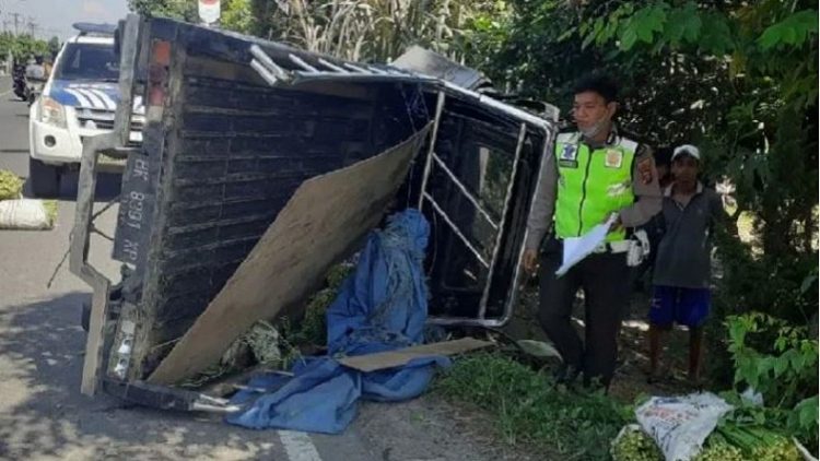 Mobil pikap terbalik menabrak sayap ban belakang truk lalu menabrak pengendara motor hingga tewas. (Antara/HO)
