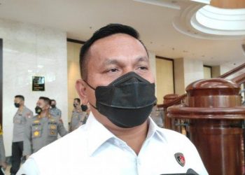Direktur Reserse Kriminal Khusus Polda Sumut, Kombes John Charles Edison Nababan saat diwawancarai. Tribun Medan/ Fredy Santoso