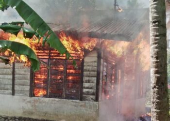 Suasana saat terjadi kebakaran rumah di Desa Manegen, Kecamatan Padangsidimpuan Tenggara, Kota Padangsidimpuan (foto : SINDOnews/Zia Nasution)