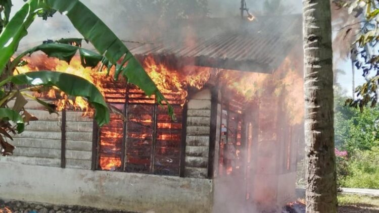 Suasana saat terjadi kebakaran rumah di Desa Manegen, Kecamatan Padangsidimpuan Tenggara, Kota Padangsidimpuan (foto : SINDOnews/Zia Nasution)