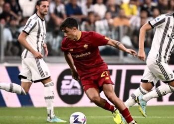 Penyerang AS Roma Paulo Dybala (tengah) saat mengecoh dua pemain Juventus Adrien Rabiot (kiri) dan Manuel Locatelli dalam pertandingan Liga Italia pekan ke-3 pada 27 Agustus 2022. ANTARA/AFP/MARCO BERTORELLO