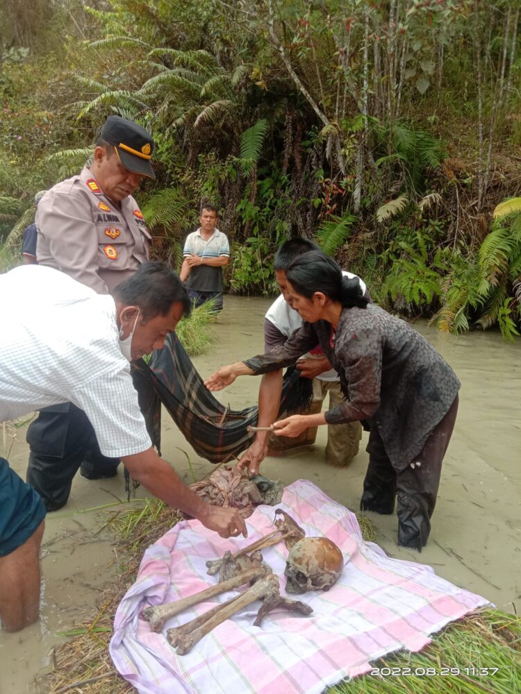 Romina Br Sinaga ditemukan sudah tinggal tulang belulang, di Juma Sipihir-Pihir.