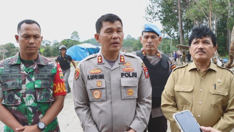 Kapolres Simalungun, AKBP Ronald Sipayung memberikan keterangan kepada media disela patroli, dan pembersihan jalan yang diblokir masyarakat Sihaporas.