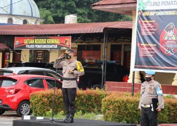 Kapolres Pematang Siantar, AKBP Fernando saat pimpin upacara kenaikan pangkat pengabdian dari Aiptu ke Ipda atas nama Ipda Ardan, personil Satuan Reskrim Polres Pematang Siantar, Senin (01/08/2022) pagi tadi, pukul 08.00 WIB.