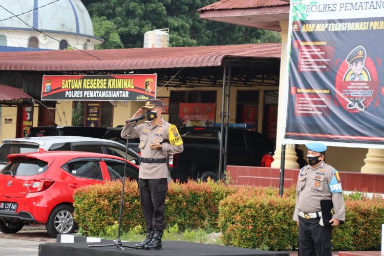 Kapolres Pematang Siantar, AKBP Fernando saat pimpin upacara kenaikan pangkat pengabdian dari Aiptu ke Ipda atas nama Ipda Ardan, personil Satuan Reskrim Polres Pematang Siantar, Senin (01/08/2022) pagi tadi, pukul 08.00 WIB.