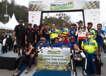 Foto bersama usai memberikan hadiah utama dari PT. TPL senilai Rp 75.000.000 kepada Juara Umum Danau Toba Rally 2022.