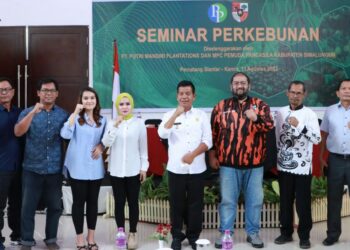 Foto bersama disela acara.
