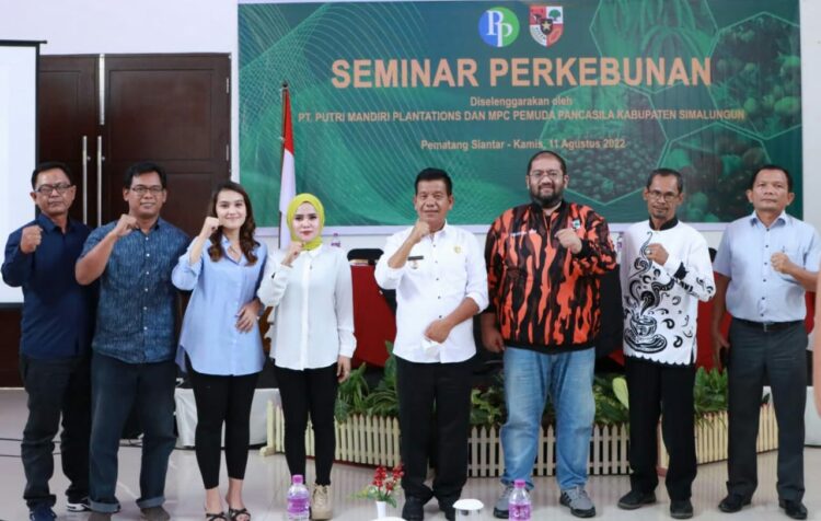 Foto bersama disela acara.