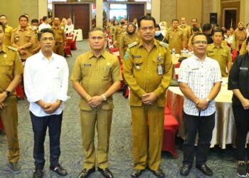 Foto bersama disela acara.