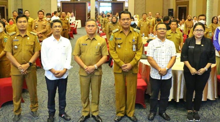 Foto bersama disela acara.