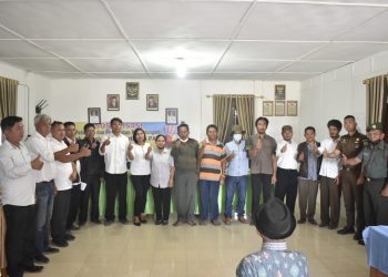 Foto bersama disela acara.