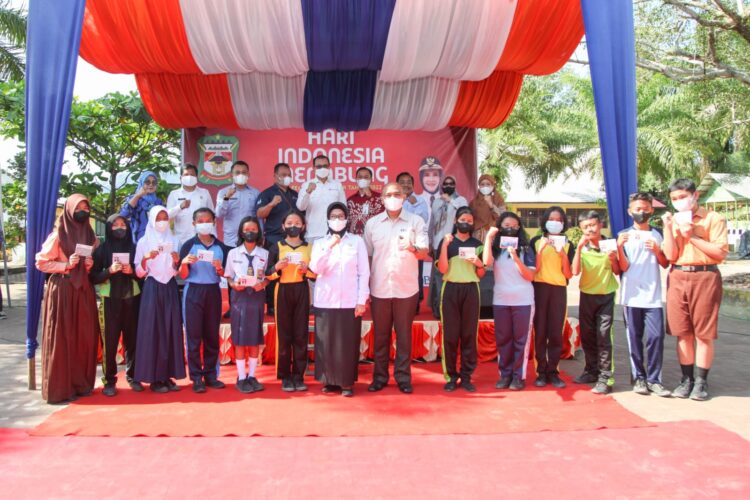 Foto bersama disela acara.