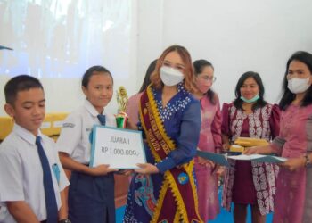 Ketua TP PKK Humbang Hasundutan (Humbahas) , Ny Lidia Kristina Dosmar Banjarnajor,   saat menyerahkan hadiah.