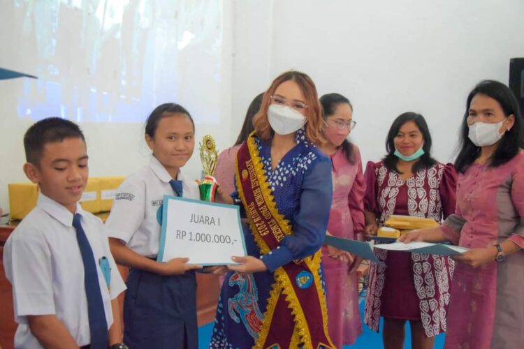 Ketua TP PKK Humbang Hasundutan (Humbahas) , Ny Lidia Kristina Dosmar Banjarnajor,   saat menyerahkan hadiah.