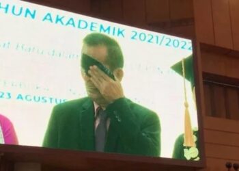 Tangis Ayah Brigadir J pecah saat terima ijazah almarhum - lirik dan arti lagu Anakku Na Burju [Istimewa]