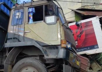 Truk mengangkut botol minuman menabrak sembilan kendaraan dan rumah di Jalan By Pass Adam Malik, Labuhanbatu akibat pecah ban, Rabu (10/8/2022). (Foto: iNews TV/Ikang Amanda)