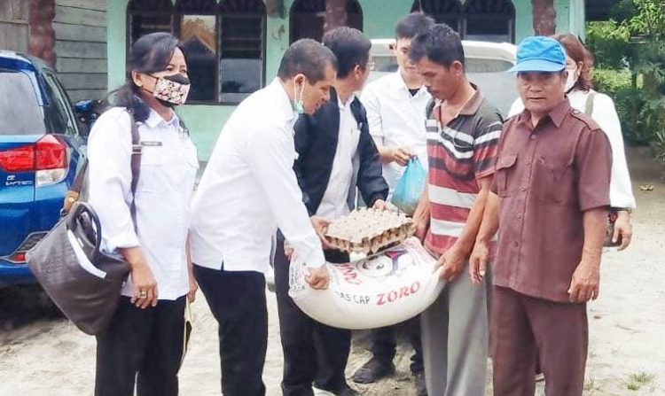 Dinas Sosial Kabupaten Simalungun saat memberikan bantuan kepada masyarakat Huta Buntu Bartong, Nagori Tiga Dolok, Kecamatan Dolok Panribuan, Sumut, Rabu (3/8/2022).