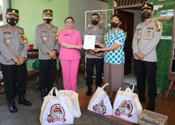 Kapolres Pematangsiantar, AKBP Fernando SH, SIK, bersama Ketua Cabang  Bhayangkari, Ny Mourine Fernando dan Pejabat Utama (PJU) saat mengunjungi rumah Aipda R.W Sihaloho yang terkena dampak bencana alam, di Jl. Bintang Maratur, Kelurahan Bane, Kecamatan Siantar Utara, Kota Pematangsiantar.