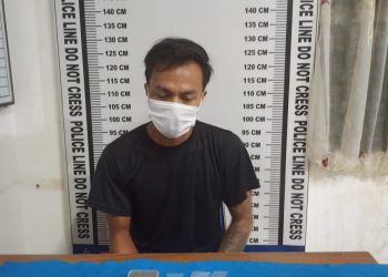 Foto pelaku dan barang bukti saat diamankan di kantor Polisi.