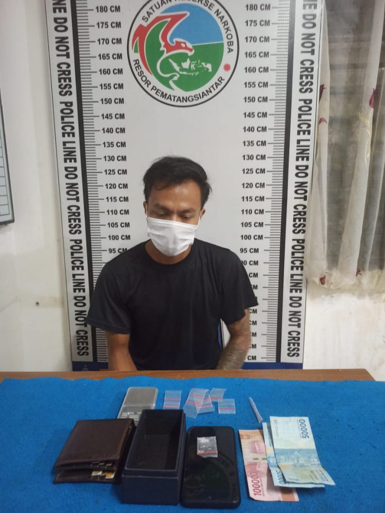 Foto pelaku dan barang bukti saat diamankan di kantor Polisi.