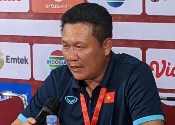 Pelatih tim nasional U-16 Vietnam Nguyen Quoc Tuan memberikan pernyataan kepada pewarta usai pertandingan pamungkas Grup A Piala AFF U-16 2022 melawan Indonesia di Stadion Maguwoharjo, Sleman, Yogyakarta, Sabtu (6/8/2022). Indonesia memenangkan pertandingan itu dengan skor 2-1 dan berhak lolos ke semifinal. (Michael Siahaan)