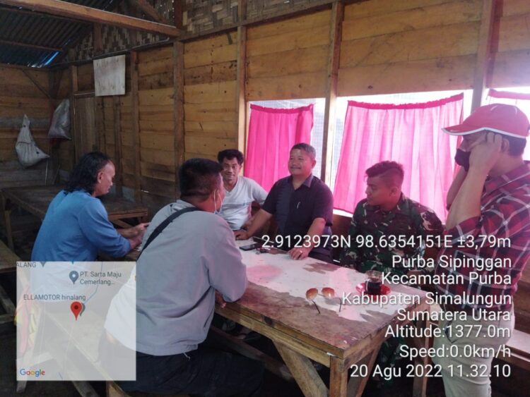 Kapolsek Purba, AKP Marolop Sinaga, didampingi Kanit Reskrim Polsek Purba, IPDA Bernad Napitupulu dan anggota saat mencek warung di Nagori Hinalang yang diberitakan jadi sarang judi.