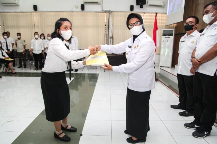 Wali Kota Pematang Siantar, dr Susanti Dewayani SpA, saat menyerahkan Surat Keputusan (SK) Pengangkatan kepada 44 Calon Pegawai Negeri Sipil (CPNS) Formasi Tahun 2021, di lingkungan Pemerintah Kota (Pemko) Pematang Siantar.