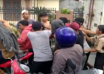 Dua pencuri fiber dan udang bonyok dihajar massa di Jalan Perbatasan, Desa Bakaran Batu, Kecamatan Lubuk Pakam, Kabupaten Deliserdang, Sumatera Utara (Sumut), Jumat (26/8/2022). Foto SINDOnews