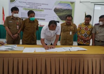 Bupati Humbahas, Dosmar Banjarnahor, SE saat tandatangani BA Klarifikasi Data Lahan Sawah, Senin (15/8/2022), di Pendopo, Perkantoran Bukit Inspirasi Doloksanggul.