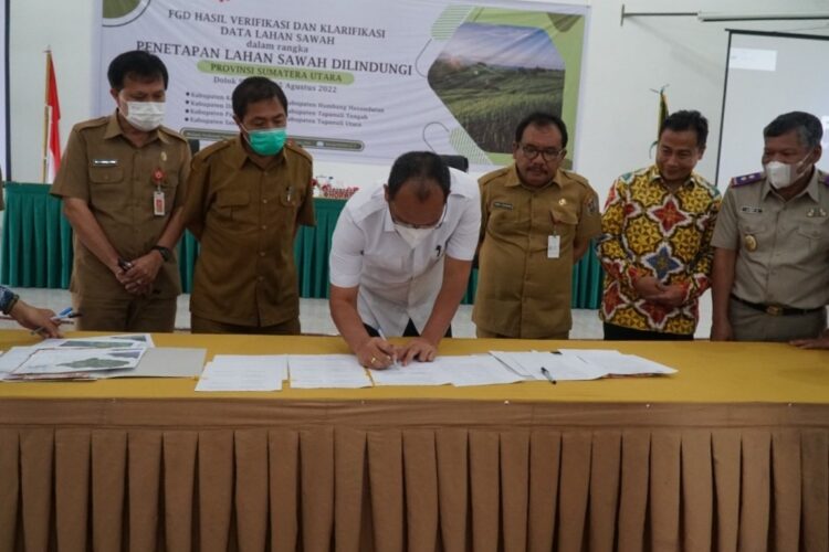 Bupati Humbahas, Dosmar Banjarnahor, SE saat tandatangani BA Klarifikasi Data Lahan Sawah, Senin (15/8/2022), di Pendopo, Perkantoran Bukit Inspirasi Doloksanggul.
