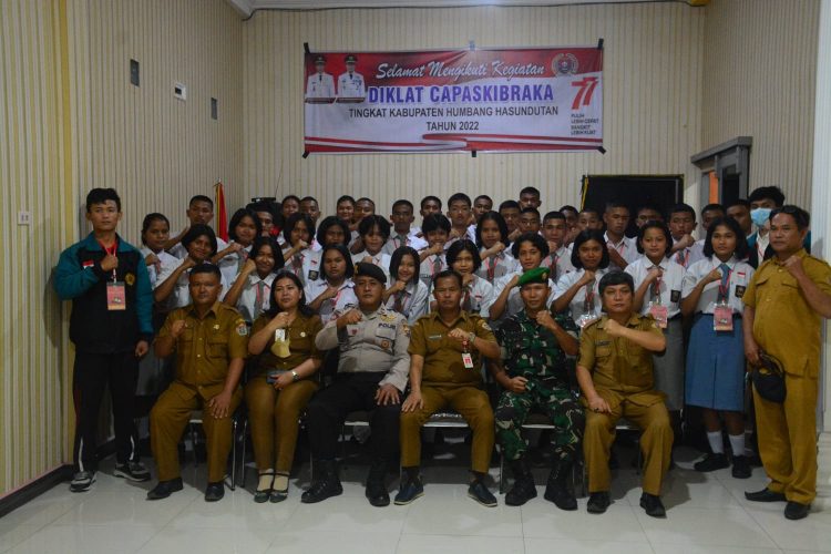 Foto bersama disela kegiatan.