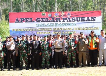 Foto bersama disela kegiatan.