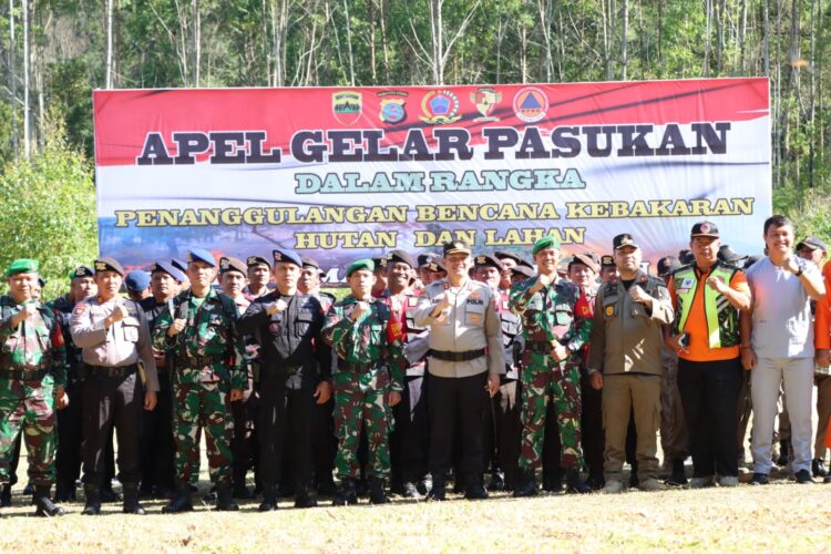 Foto bersama disela kegiatan.