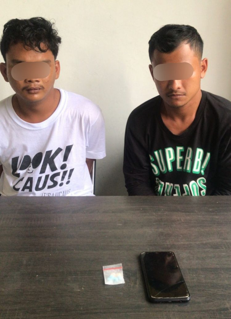 Foto kedua pelaku dan barang bukti yang diamankan Sat  Narkoba Polres Simalungun.