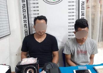 Foto kedua pelaku dan barang bukti saat diamankan di kantor Polisi.