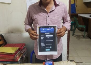 Foto pelaku memperlihatkan barang bukti.