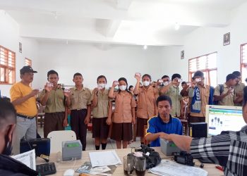 Dukcapil Humbahas melakukan perekaman KTP-el lapangan di sekolah SMA Negeri 1 Lintongnihuta, Kabupaten Humbahas, Jumat (5/8/2022) lalu.