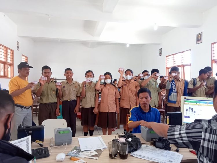 Dukcapil Humbahas melakukan perekaman KTP-el lapangan di sekolah SMA Negeri 1 Lintongnihuta, Kabupaten Humbahas, Jumat (5/8/2022) lalu.