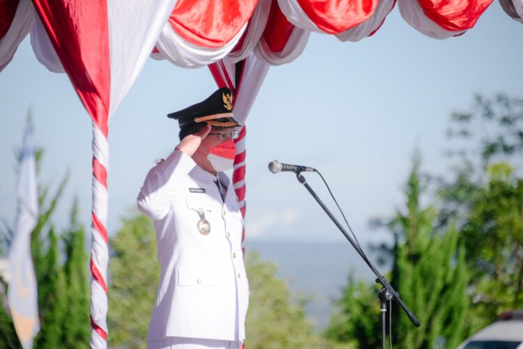 Bertindak sebagai inspektur upacara, Bupati Humbahas, Dosmar Banjarnahor, SE.