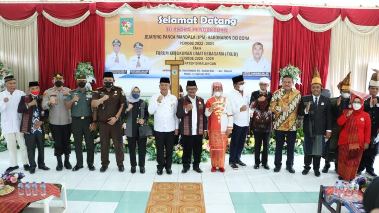 Foto bersama disela acara pengukuhan pengurus Jejaring Panca Mandala (JPM) Habonaron Do Bona, periode 2022-2024 dan Forum Kerukunan Umat Beragama (KUB) Kabupaten Simalungun, periode 2020-2025, di Gedung MUI Simalungun, Kecamatan Siantar, Sumut, Rabu (31/8/2022).