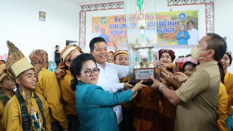 Bupati Simalungun, Radiapoh Hasiholan Sinaga, bersama Ketua TP PKK Ratnawati, Radiapoh Hasiholan Sinaga, dan Sekdakab, Esron Singa saat mengangkat piala.