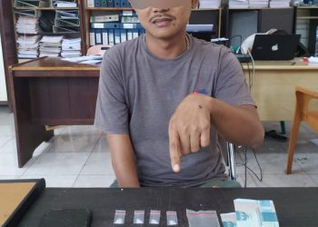 Foto pelaku menunjuk barang bukti sabu saat di kantor Polisi.