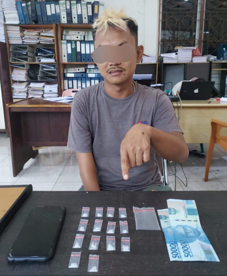 Foto pelaku menunjuk barang bukti sabu saat di kantor Polisi.