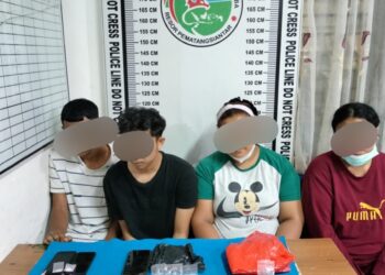 Foto para pelaku dan barang bukti saat diamankan di kantor Polisi.