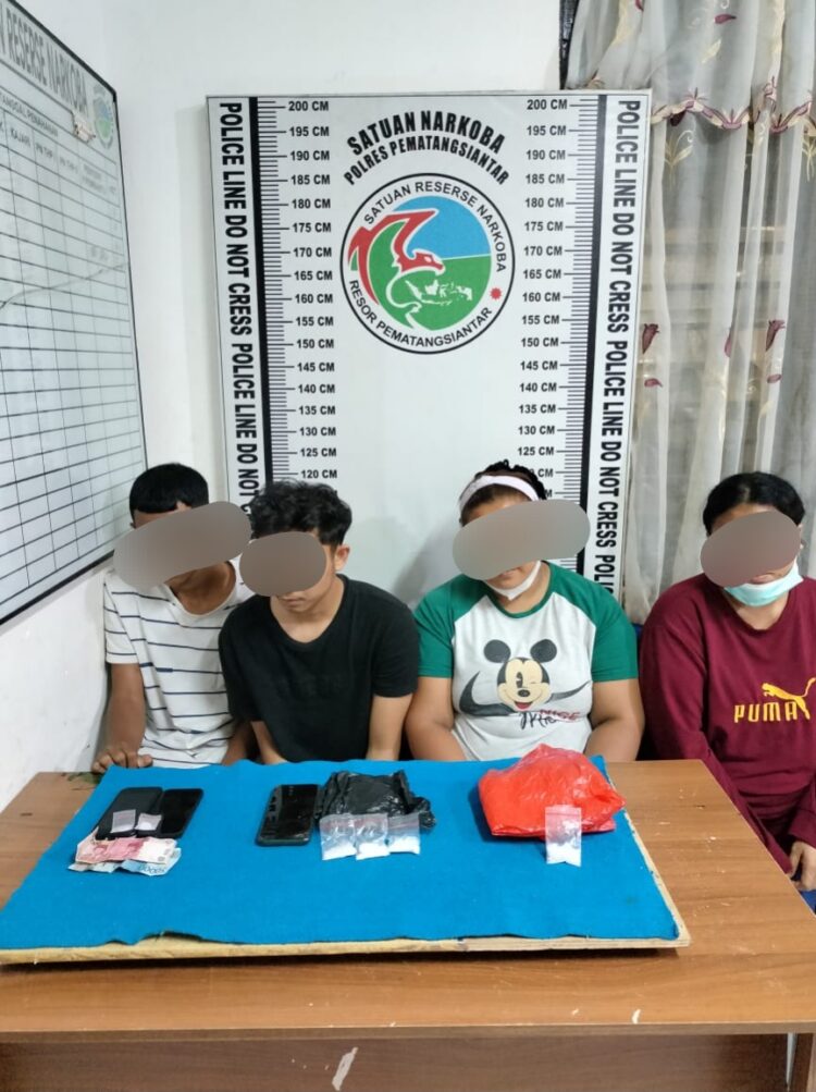 Foto para pelaku dan barang bukti saat diamankan di kantor Polisi.